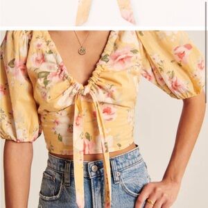 ABERCROMBIE NEW WITH TAGS YELLOW FLORAL PUFF SLEEVE BLOUSE 💛